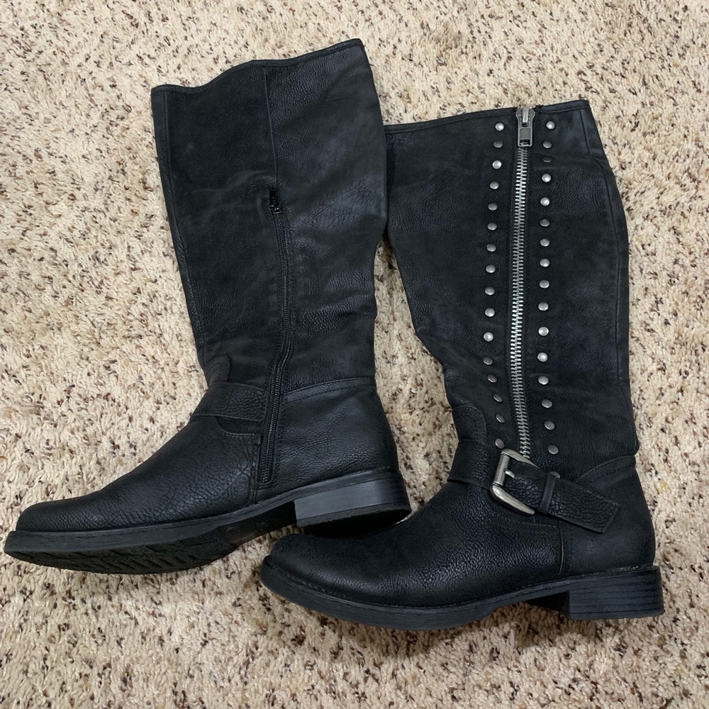 Black biker boots with silver side zipper